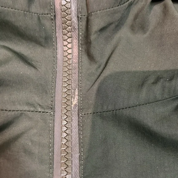 VGUC Lululemon Definitely Raining Jacket (US 6) - Gator Green - Picture 8 of 16